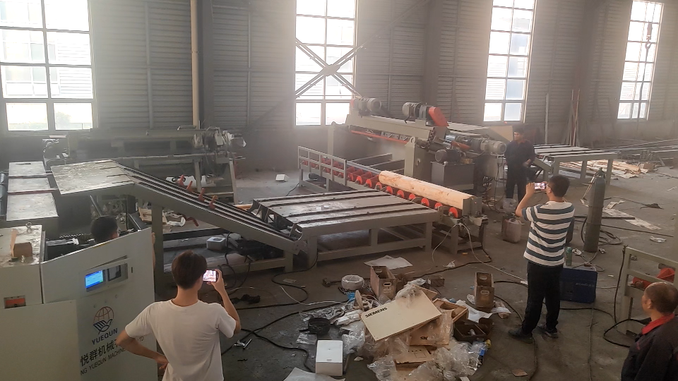 The Colombian customers bought plywood veneer peeling line Test before delivery